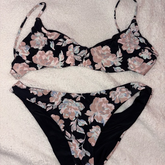 Tilly’s Floral Ruffle Bikini - Picture 2 of 2